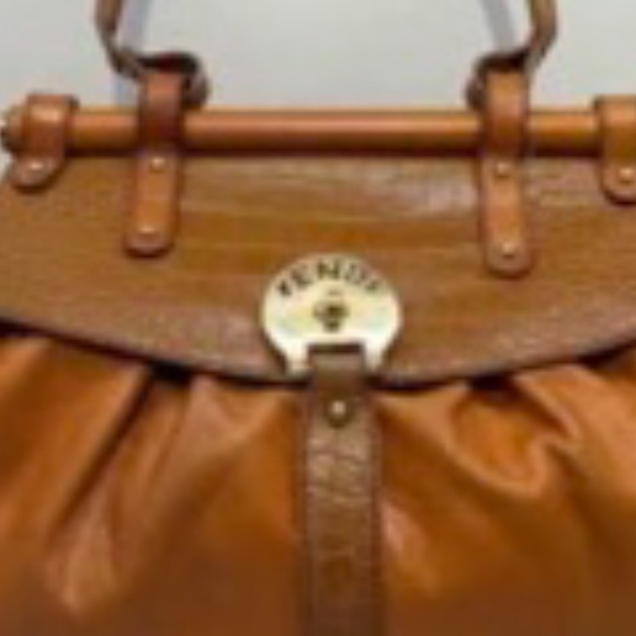 Gucci purse! I’m looking for this bag to purchase - Picture 3 of 6